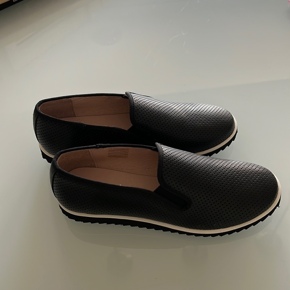 Black leather kids shoes size 33- white and black sole